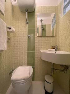 La salle de bains est pourvue de toilettes et d'un lavabo. dans l'établissement YOME-GUICCIARDINI 10, à Florence