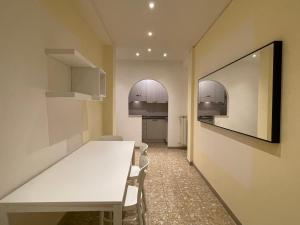une salle à manger avec une table et des chaises blanches dans l'établissement YOME-GUICCIARDINI 10, à Florence