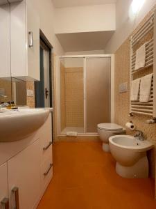 La salle de bains est pourvue de 2 toilettes, d'un lavabo et d'une douche. dans l'établissement YOME-GUICCIARDINI 10, à Florence