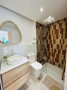 bagno con servizi igienici, lavandino e specchio di Riviera a Cagnes-sur-Mer