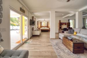 sala de estar con sofá y mesa en Lucky Duck Villa - Private Beach Escape, en Maya Beach