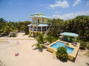 una vista aérea de una casa en la playa en Lucky Duck Villa - Private Beach Escape, en Maya Beach