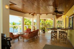 sala de estar de planta abierta con mesa y sillas en Lucky Duck Villa - Private Beach Escape, en Maya Beach