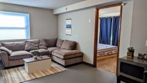 Posezení v ubytování Private Guest Suite in West Bellevue Home