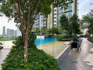 una piscina en medio de un edificio en Elysia Park Residence Medini Homestay Legoland Gleneagles Johor en Nusajaya