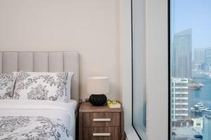 Postel nebo postele na pokoji v ubytování Marina View 2 Bedroom - Quaint and Cosy