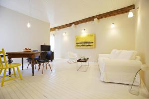 ein Wohnzimmer mit einem weißen Sofa und einem Tisch in der Unterkunft The Big Blue - old town center in Zadar