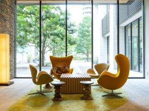 una sala de espera con sillas y una mesa en Mitsui Garden Hotel Kashiwa-No-Ha - Chiba, en Kashiwa