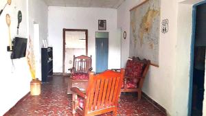 sala de estar con 2 sillas y sofá en Doña Isabel 3 en Gualeguay