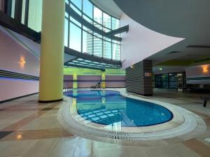 Bazén v ubytování Close to Metro - Perfect for Groups nebo v jeho okolí