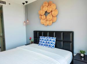 a bedroom with a bed with a black head board at 芭提雅高层海景奢华公寓The Riviera Jomtien生香家直达海滩23 in Jomtien Beach