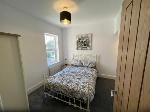 - une chambre avec un lit et une fenêtre dans l'établissement Formby house, à Formby