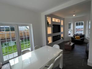 - un salon avec une table blanche et un canapé dans l'établissement Formby house, à Formby