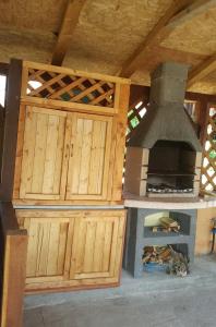 バイレ・ウヌ・マイにあるPensiunea Cristianのキッチン(木製キャビネット、コンロ付)