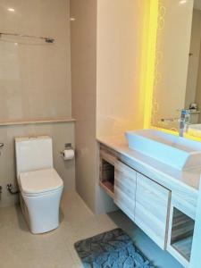 a bathroom with a white toilet and a sink at 芭提雅高层海景奢华公寓The Riviera Jomtien生香家直达海滩23 in Jomtien Beach