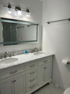 y baño con lavabo y espejo. en Guest House Casa De Thousand Oaks, en Thousand Oaks