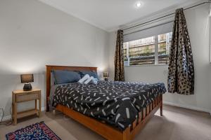 Tempat tidur dalam kamar di The Oasis