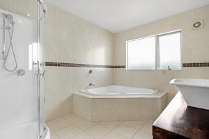Kamar mandi di The Oasis +14 foto