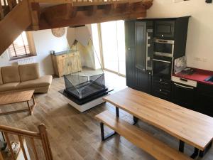 sala de estar con mesa y cocina en Chambres d'Hôtes de Marchet, en Auvillar