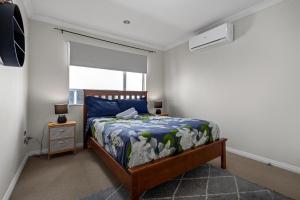 Tempat tidur dalam kamar di The Oasis
