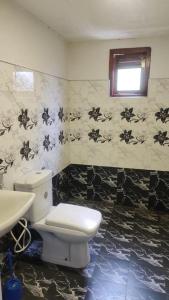 バンダーラウェラにあるElla Eco Adventure Pointのバスルーム(トイレ、洗面台付)