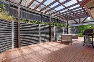 Balkon atau teras di The Oasis