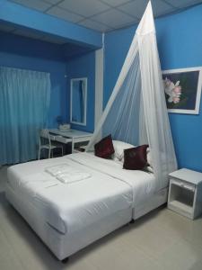een slaapkamer met een bed met een klamboe bij Baan Sood Soi Residence 1 บ้านสุดซอย เรซิเด้นท์ 1 in Ban Bang Bamru