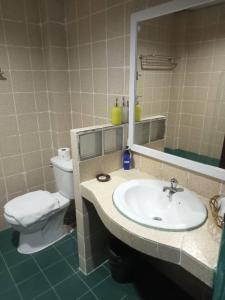 een badkamer met een wastafel, een toilet en een spiegel bij Baan Sood Soi Residence 1 บ้านสุดซอย เรซิเด้นท์ 1 in Ban Bang Bamru
