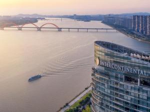 vistas a un río con puente y a un edificio en InterContinental Changsha, an IHG Hotel, en Changsha
