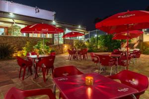 Reštaurácia alebo iné gastronomické zariadenie v ubytovaní Hotel Sausa