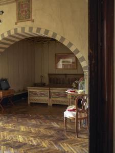 een kamer met een bed en een tafel met een stoel bij Royal Victoria Hotel in Pisa