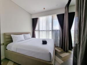 - une chambre avec un lit et une grande fenêtre dans l'établissement Căn hộ cao cấp Metropole, à Hô-Chi-Minh-Ville