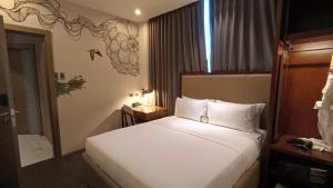 Postel nebo postele na pokoji v ubytování The Henry Hotel Roost Bacolod