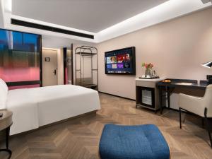 TV a/nebo společenská místnost v ubytování Echarm PLUS International Hotel Zhujiang New Town Wuyangcun Metro Station Branch- Free Deliver Service to Canton Fair Complex During Canton Fair Period