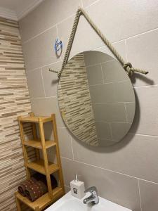 La salle de bains est pourvue d'un miroir et d'un lavabo. dans l'établissement Estudio 86, à Torrox Costa