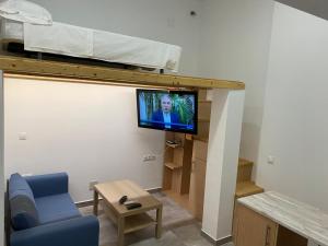Cette chambre comprend un lit et une télévision murale. dans l'établissement Estudio 86, à Torrox Costa