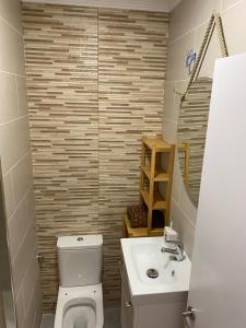 La salle de bains est pourvue de toilettes et d'un lavabo. dans l'établissement Estudio 86, à Torrox Costa