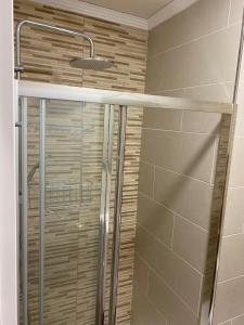 La salle de bains est pourvue d'une douche avec une porte en verre. dans l'établissement Estudio 86, à Torrox Costa