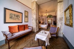 - un salon avec un canapé et une table dans l'établissement Royal Victoria Hotel, à Pise
