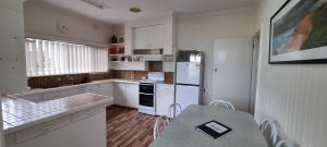 Η κουζίνα ή μικρή κουζίνα στο Henty Bay Hideaway Portland