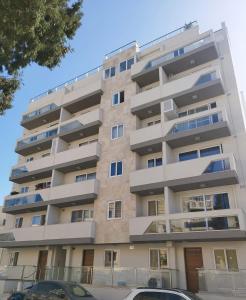 un immeuble avec balcon et une voiture garée devant dans l'établissement Camellia Apartments Ta' Xbiex, à Taʼ Xbiex