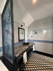 ein Bad mit einem Waschbecken und einem Spiegel in der Unterkunft Sun Villa Thanh Liên Wyndham Vườn Vua Resort & Villas in Ðồng Phú