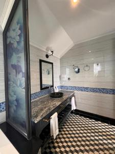 a bathroom with a sink and a mirror at Sun Villa Thanh Liên Wyndham Vườn Vua Resort & Villas in Ðồng Phú +18 photos