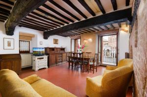 un soggiorno con divano e tavolo di Bargello Accommodation a Siena
