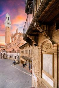 vistas a un edificio con una torre de reloj en Bargello Accommodation, en Siena