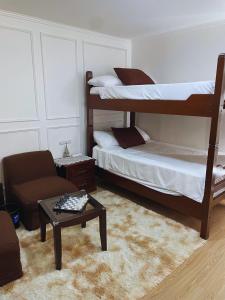 ein Wohnzimmer mit zwei Etagenbetten und einem Couchtisch in der Unterkunft Apartamento en Primer Piso a 7 min del Centro Histórico in Trujillo