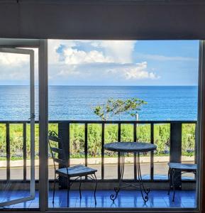 鹽寮村的住宿－暗礁碼頭海景民宿，阳台配有桌椅