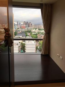 a room with a large window with a view of a city at 高樓層 市政府捷運站 步行5分宅,訂房後請主動聯繫確認才保留訂房 in Taichung