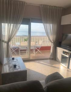 Apartamento en la playa في بويبلا دي فارنالس: غرفة معيشة مطلة على المحيط