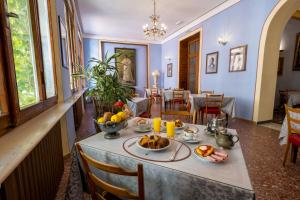 een eetkamer met een tafel met fruit erop bij Royal Victoria Hotel in Pisa